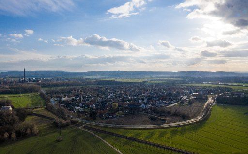 05 March 2019, Lower Saxony, Hallendorf: A cloud casts a shadow over the village. (Aerial photograph with drone) Photo: Christophe Gateau\/