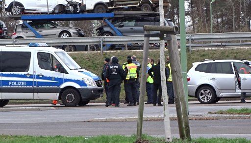 16 March 2019, Müllrose: Policemen and emergency services are searching for traces of the Berlin schoolgirl Rebecca at the Biegener Hellen rest stop on Autobahn 12 in the direction of Poland. The 15-year-old was missing almost exactly a month ago. Photo: Toni Feist\/