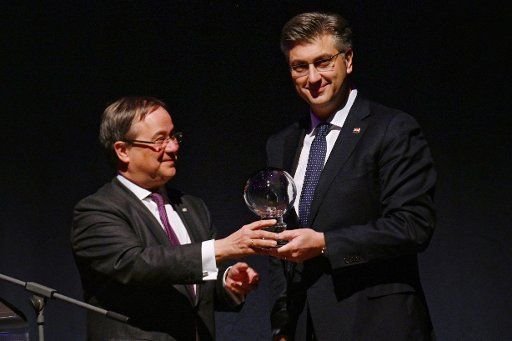22 January 2019, North Rhine-Westphalia, Essen: Armin Laschet, Prime Minister of North Rhine-Westphalia (CDU, l) presents Andrej Plenkovic (r), Prime Minister of the Republic of Croatia, with the prize in the "Europe" category at the "Steiger Awards" ceremony. Photo: Henning Kaiser\/
