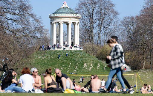 23 March 2019, Bavaria, München: Numerous people spend time in the English Garden at spring-like temperatures. In the background you can see the Monopteros. Photo: Matthias Balk\/