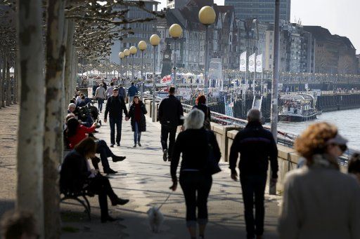 30 March 2019, North Rhine-Westphalia, Düsseldorf: Walkers walk along the Rhine promenade in Düsseldorf. The police have taken large-scale action against suspected Islamists. There have been arrests near the academy of arts. Photo: Martin Gerten\/