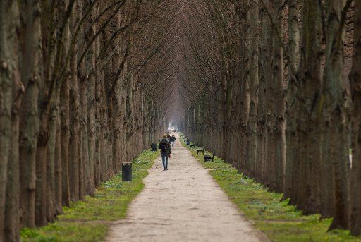 02 April 2019, Lower Saxony, Hannover: Passers-by walk through the Georgengarten. Photo: Christophe Gateau\/