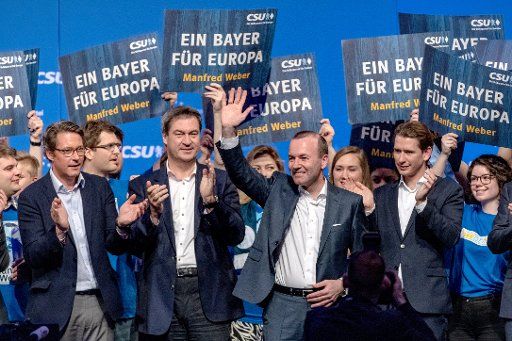 06 April 2019, Bavaria, Straubing: Andreas Scheuer, Federal Minister of Transport (CSU, l-r), Markus Söder (CSU), Bavarian Prime Minister, Manfred Weber (CSU), EPP top candidate and Sebastian Kurz, Austrian Chancellor, will be on stage in the Joseph von Fraunhofer Hall during a rally for the European election campaign. Photo: Armin Weigel\/