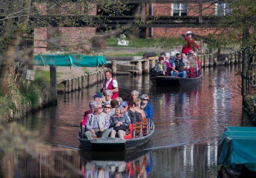 05 April 2019, Brandenburg, Lübben: Holidaymakers and day-trippers are on their way with excursion barges on the Lehder Graben. Photo: Jens Büttner\/dpa-Zentralbild\/