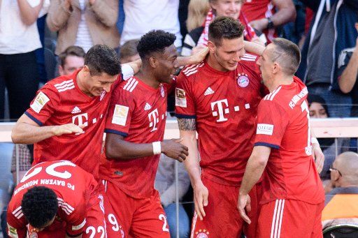 20 April 2019, Bavaria, München: Goal scorer Niklas Süle (2nd from right) cheers with Robert Lewandowski (l-r), David Alaba and Franck Ribery of FC Bayern Munich about his goal to 1-0. Photo: Matthias Balk\/dpa - IMPORTANT NOTE: In accordance with the requirements of the DFL Deutsche Fußball Liga or the DFB Deutscher Fußball-Bund, it is prohibited to use or have used photographs taken in the stadium and\/or the match in the form of sequence images and\/or video-like photo sequences.