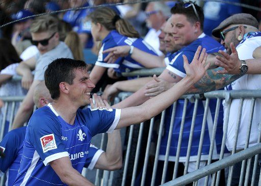 21 April 2019, Hessen, Darmstadt: Soccer: 2nd Bundesliga, Darmstadt 98 - VfL Bochum, 30th matchday in the Merck Stadium at the Böllenfalltor. Christoph Moritz from Darmstadt thanks the fans. Photo: Hasan Bratic\/dpa - IMPORTANT NOTE: In accordance with the requirements of the DFL Deutsche Fußball Liga or the DFB Deutscher Fußball-Bund, it is prohibited to use or have used photographs taken in the stadium and\/or the match in the form of sequence images and\/or video-like photo sequences.