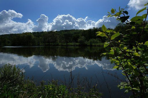 04 May 2019, North Rhine-Westphalia, Duisburg: Clouds are reflected in the river along the Ruhr cycle path. Photo: Oliver Berg\/