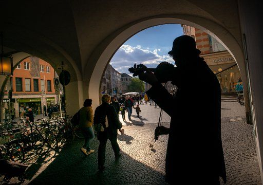 13 May 2019, Bavaria, Munich: A street musician plays his violin in the pedestrian precinct in downtown Munich. Photo: Peter Kneffel\/