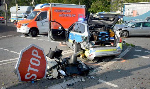 23 May 2019, North Rhine-Westphalia, Gütersloh: After an accident, a police patrol car is standing at a crossroads. Three people, including two police officers, were injured in the accident. Photo: Andreas Eickhoff\/