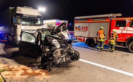 24 May 2019, Hessen, Bad Camberg: A badly damaged car is standing on the A3 after an accident with a truck. The man from Nuremberg was so badly injured in the collision on the night of Friday that he died in the car, a police spokesman said. Photo: Dennis Altenhofen\/Wiesbaden112.de\/