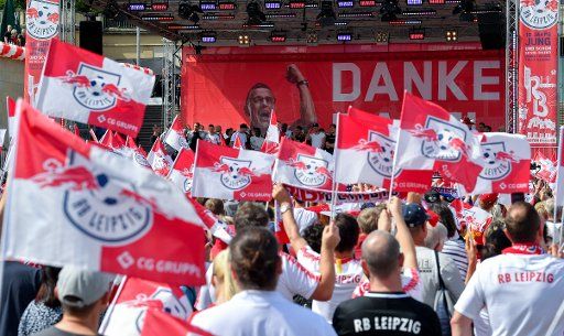 26 May 2019, Saxony, Leipzig: Fans of RB Leipzig celebrate with their team on the Festwiese in front of the Red Bull Arena. The RB Leipzig lost on 25.05. the DFB Cup final against FC Bayern Munich with 0:3. Photo: Hendrik Schmidt\/dpa-Zentralbild\/
