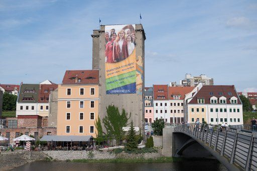 26 May 2019, Saxony, Görlitz: An election poster by Franziska Schubert (Bündnis 90\/Die Grünen), candidate for the mayoral election in Görlitz, hangs on a building in the Polish town of Zgorzelec on the banks of the Neisse. On the same day, a new mayor is elected in Görlitz in addition to the city council. The picture was taken from Görlitz. Photo: Sebastian Kahnert\/dpa-Zentralbild\/
