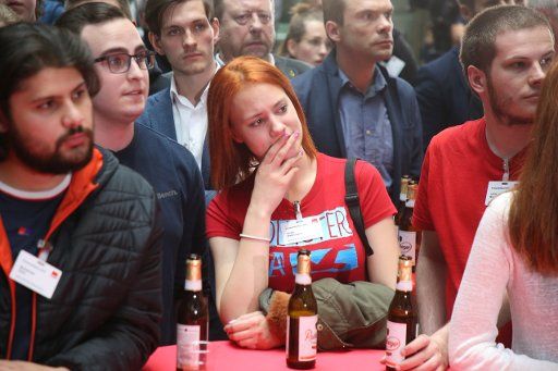 26 May 2019, Berlin: Supporters of the SPD are reacting to the first forecast after the European elections. Photo: Wolfgang Kumm\/