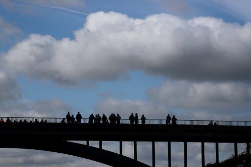 12 May 2019, Saxony-Anhalt, Thurland: The onlookers are standing on a bridge over the A9 motorway to watch vintage cars. Photo: Jan Woitas\/dpa-Zentralbild\/