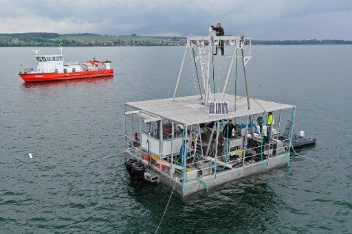 29 May 2019, Baden-Wuerttemberg, Hagnau: A drilling platform is located on Lake Constance between Hagnau and Constance. It serves to explore the sediment of Lake Constance. Photo: Felix Kästle\/