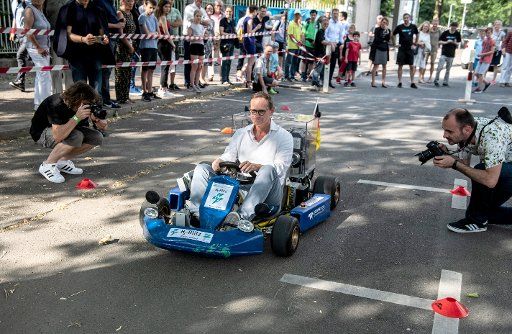 15 June 2019, Berlin: At the "Lange Nacht der Wissenschaften", the Governing Mayor Michael Müller (SPD) tests a hydrogen-powered kart at Beuth University. Photo: Paul Zinken\/