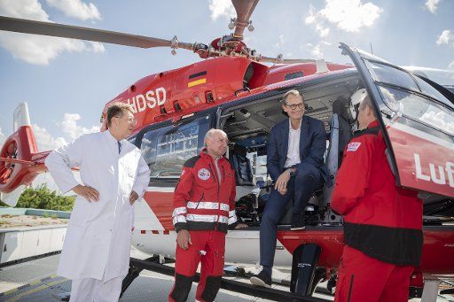 21 June 2019, Berlin: Michael Müller (SPD, 2nd from right), Governing Mayor of Berlin, talks to crew members of the helicopter in the intensive care helicopter of the DRF Luftrettung, Christoph Berlin, before his visit to the Trauma Hospital Berlin and Axel Ekkernkamp (l), Medical Director and Managing Director of the Trauma Hospital Berlin. Photo: Christoph Soeder\/