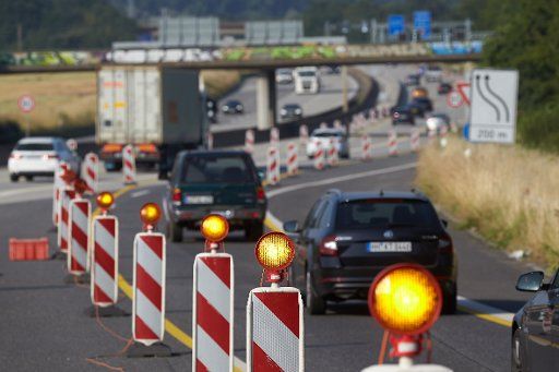 26 June 2019, Rhineland-Palatinate, Koblenz: Cars drive through a construction site on the A61 motorway near Koblenz. Many repairs could only be carried out at certain temperatures, in daylight and at certain humidity levels. (to dpa "No joy for travellers - large construction sites in the middle of school holidays") Photo: Thomas Frey\/