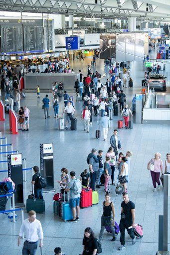 28 June 2019, Hessen, Frankfurt\/Main: Passengers can be found in Terminal 1 of Frankfurt Airport. Due to the start of the summer holidays in Hesse, Fraport expects up to 240,000 passengers at Frankfurt Airport on Friday. Photo: Silas Stein\/