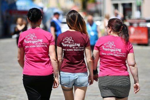 28 June 2019, Thuringia, Sömmerda: Three young women go out with T-shirts on which advertising for Thuringia Day is printed across the festival grounds. The Thuringia Day takes place from 28.06.2019 to 30.06.2019 in Sömmerda. Photo: Frank May\/dpa-Zentralbild\/