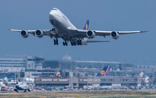 dpatop - A Boeing 747 takes off from the airport in Frankfurt am Main, Germany, 26 July 2017. One of the German Meteorological Service\