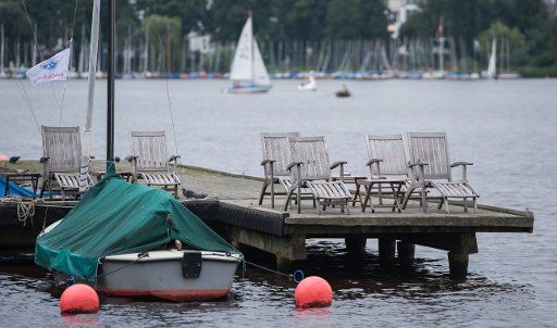 Empty sunloungers on a jetty on the Outer Alster lake in Hamburg, Germany, 8 August 2017. Photo: Daniel Bockwoldt\/