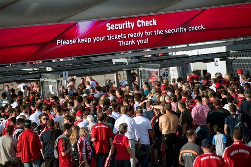 dpatop - The fans arrive at the stadium before the beginning of the German Bundesliga soccer match between Bayern Muenchen and Bayer Leverkusen in the Allianz Arena in Munich, Germany, 18 August 2017. Photo: Sven Hoppe\/