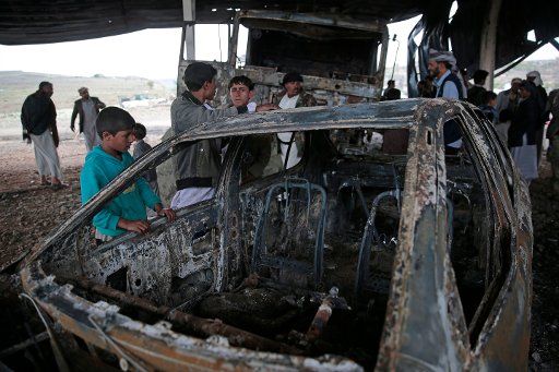 Yemenis inspect a destroyed car at the site of an alleged Saudi-led airstrike on the eastern outskirts of Sanaa, Yemen, 30 August 2017. Photo: Hani Al-Ansi\/DPA\/