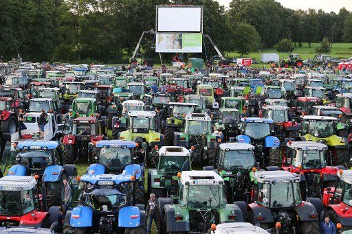 Hundreds of tractors in a field in front of the screen and wait for the film "Neues aus Buettenwarder" to start at the open-air cinema in Sueddorf, Germany, 2 September 2017. Photo: Mohssen Assanimoghaddam\/