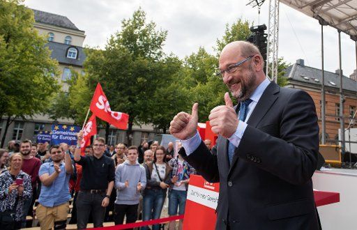 SPD candidate for Chancellor Martin Schulz gives thumbs up at an election campaign event in Wuppertal, Germany, 06 September 2017. Photo: Guido Kirchner\/