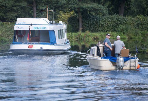 Motorboats can be seen on Elde river near Bazkow, Germany, 28 August 2017. The Elde river connects the Mecklenburgian lakes with the Elbe river near Doemitz. Photo: Jens Büttner\/dpa-Zentralbild\/