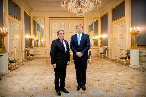 King Willem-Alexander (r) of The Netherlands welcomes prime minister Armin Laschet of German state North Rhine-Westphalia for an audience at Palace Noordeinde in The Hague, The Netherlands, 26 September 2017. NETHERLANDS OUT \/ POINT DE VUE OUT - ...