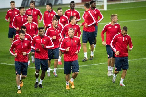 The Red Star Belgrade team training at the Rheinenergie-Stadion in Cologne, Germany, 27 September 2017. FC Cologne face Red Star Belgrade in the group phase of the Europa League on 28.09.2017. Photo: Marius Becker\/