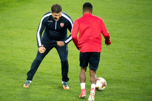 Red Star Belgrade coach Vladan Milojevic with Guelor Kanga during a training session at the Rheinenergie-Stadion in Cologne, Germany, 27 September 2017. FC Cologne face Red Star Belgrade in the group phase of the Europa League on 28.09.2017. Photo: ...