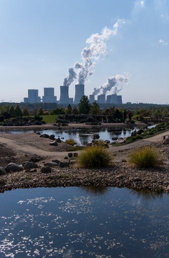 View of the Boxberg power plant, photographed from the viewpoint at the Findlingspark Nochten in Boxberg, Germany, 29 September 2017. Photo: Monika Skolimowska\/dpa-Zentralbild\/