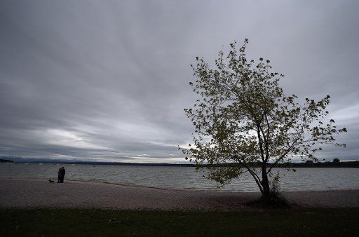 Grey clouds move across the Ammer Lake near Inning, Germany, 02 October 2017. Photo: Karl-Josef Hildenbrand\/