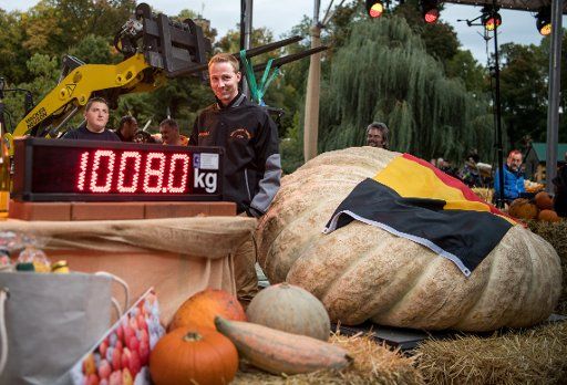 Mathias Willemijns from Belgium celebrates his first place in the European Pumpkin Weigh Off with his 1008-kilogram pumpkin in Ludwigsburg, Germany, 08 October 2017. The competition is part of the Ludwigsburg Pumpkin Festival, which is on until 05 ...