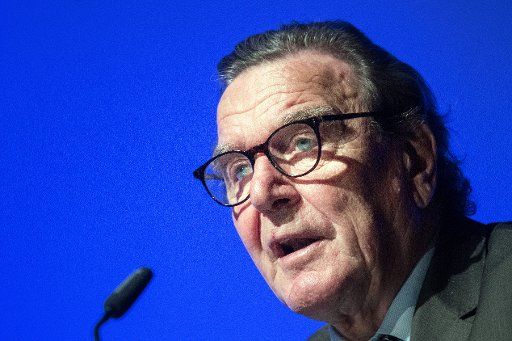 dpatop - The former German chancellor Gerhard Schroeder can be seen speaking at the initiative round Moenchengladbach, Germany, 16 October 2017. Photo: Federico Gambarini\/