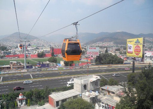 A cable way spans over the streets of Mexico City, Mexico, 1 November 2017. Photo: Denis Düttmann\/