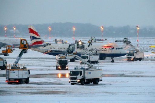 A plane is de-iced at the airport in Duesseldorf, Germany, 10 December 2017. Photo: David Young\/David Young\/