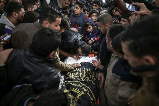 dpatop - Palestinians mourn over the body of 19-year-old Mohamed Sami al-Dahdouh, during his funeral in Gaza City, Gaza Strip, the Palestinian Territories, 24 December 2017. Al-Dahdouh was killed during clashes with Israeli soldiers following protests against US President Donald Trump\