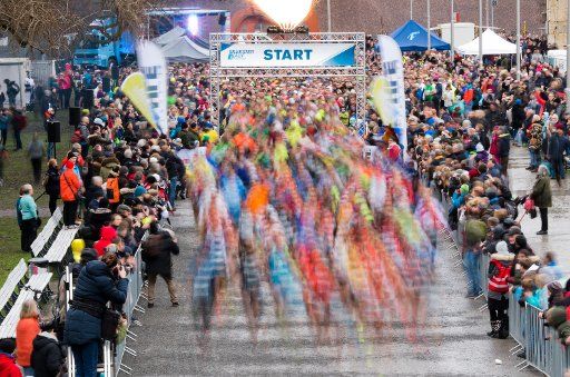 Thousands of participants set off on the Silvesterlauf (New Year\