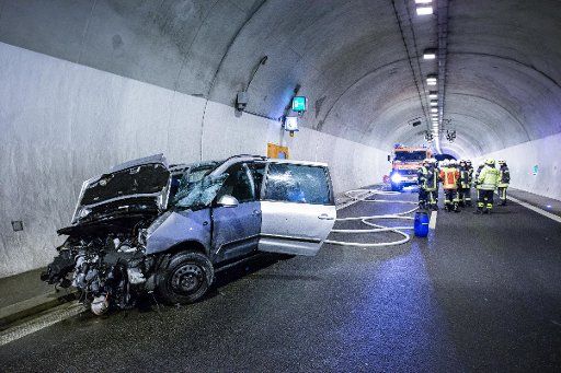 The wreck of a car in Leutenbach tunnel on the B14 near Leutenbach, Germany, 19 January 2018. The driver died in the crash on Friday morning. - NO WIRE SERVICE - Photo: Benjamin Beytekin\/
