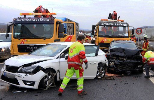 Damaged cars stand on the freeway A73 near Breitenguessbach, Germany, 23 January 2018. 18 people were injured during the multiple collision of 17 cars. ATTENTION EDITORS: License plate pixelised due to personal right reasons. Photo: Merzbach\/