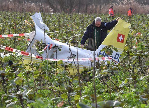Parts of an airplane lying in a field near Rheinhausen, Germany, 24 January 2018. The aiplane collided with a rescue helicopter on 23 January causing both to crash. Photo: Uli Deck\/