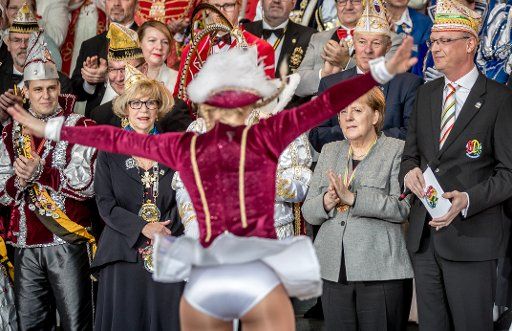 dpatop - German Chancellor Angela Merkel (CDU, background 2-R) watches a dance during the reception of the German Carnival Association and members of the parliament with the ·prince couples· from the federal states by the German Chancellor at the Federal Chancellery in Berlin, Germany, 23 January 2018. Photo: Michael Kappeler\/