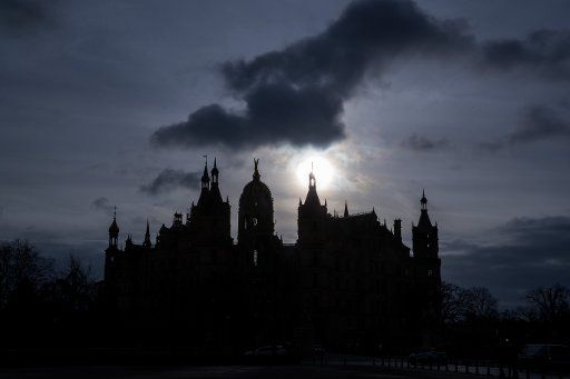 The sun hangs low over the palace Schwerin, serving as the state parliament of Mecklenburg-Western Pomerania, in Schwerin, Germany, 25 January 2018. Photo: Jens Büttner\/dpa-Zentralbild\/