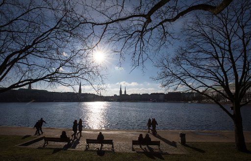 Pedestrians and athletes are on their way at sunny weather and cold temperatures at the Binnenalster in Hamburg, Germany, 06 February 2018. Photo: Christian Charisius\/