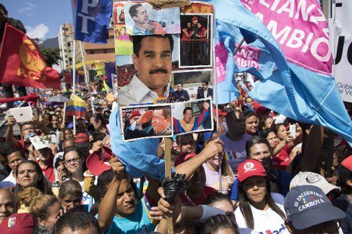 27 Febuary 2018, Venezuela, Caracas: supporters of the government take part in a rally in support of President Maduro. Maduro gave a speech and danced in front of the crowd, after registering himself as a candidate for the controversial presidential election on 22 April. Photo: Rayner Pena\/