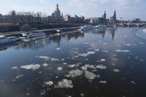 Ice floes floating on the river Elbe in front of the Old Town of Dresden, Germany, 28 February 2018. Photo: Sebastian Kahnert\/dpa-Zentralbild\/